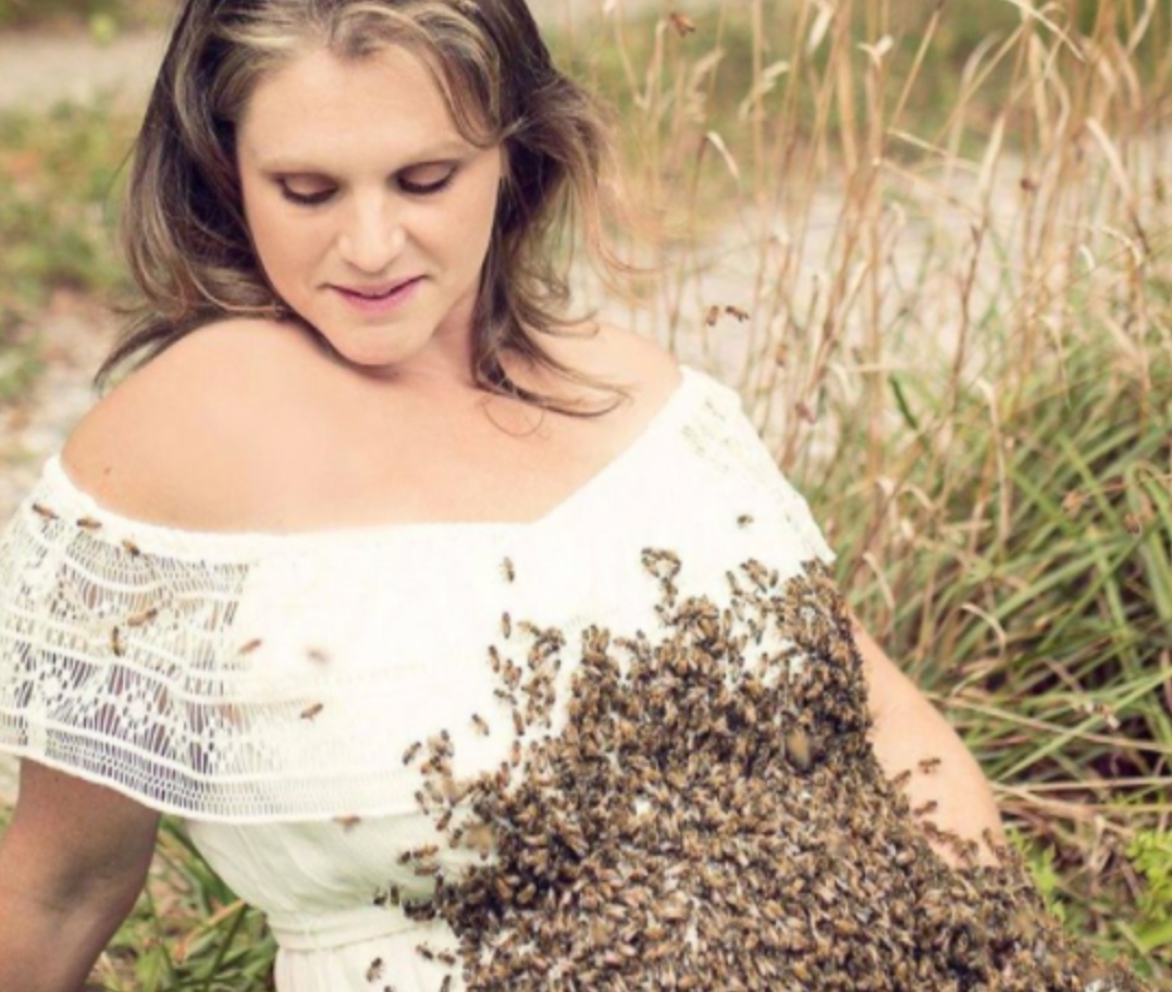 Zeci de mii de albine l-au acoperit pântecul femeii însărcinate. Totul s-a petrecut sub privirea îngrozită a unui bărbat. Ce a urmat este…